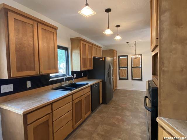 1614 Rosewood Ave - Photo 1