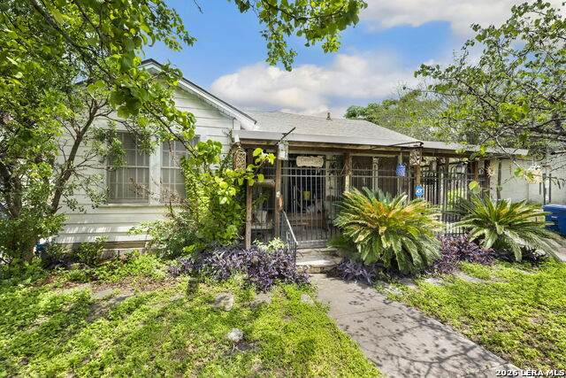 1927 Woodlawn Ave - Photo 1