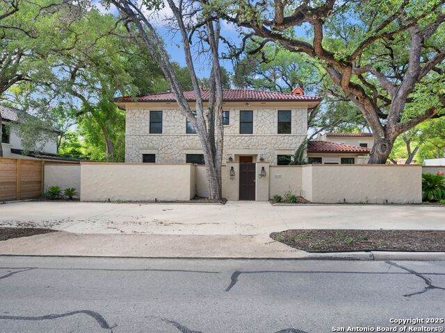 421 Hildebrand - Photo 1