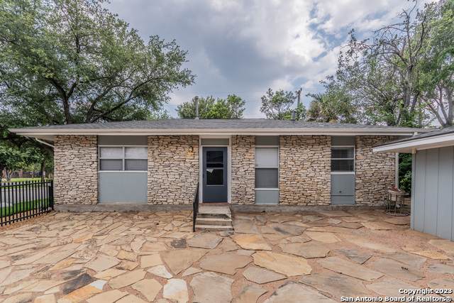 423 Dewey Pl - Photo 1