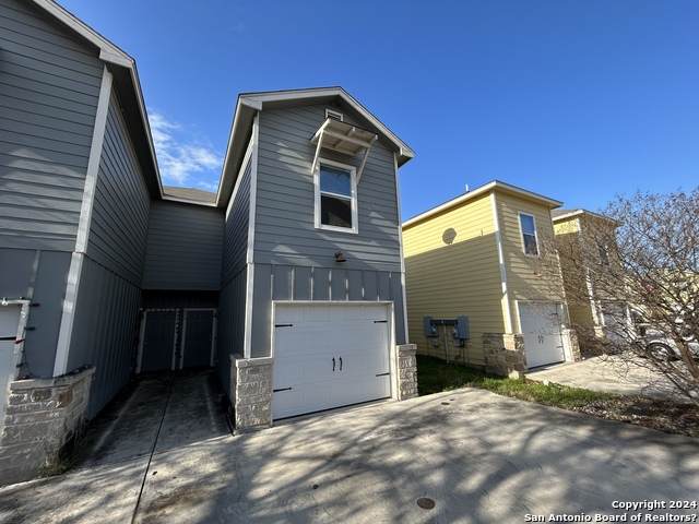 570 Advantage - Photo 1