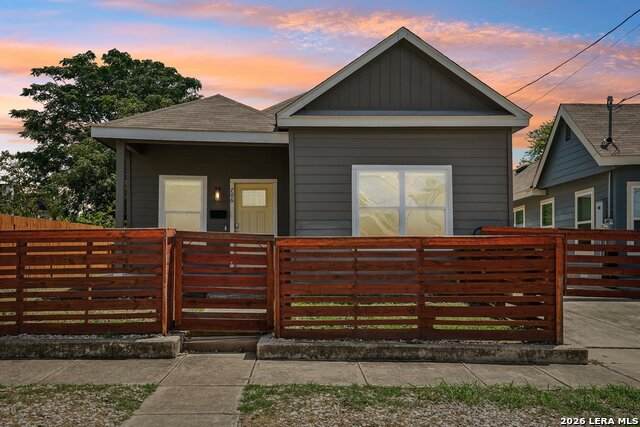 706 Olive St - Photo 1