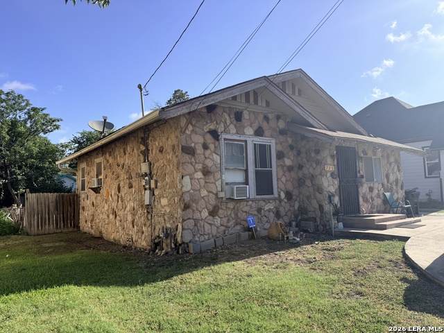 735 Hollywood Ave - Photo 1