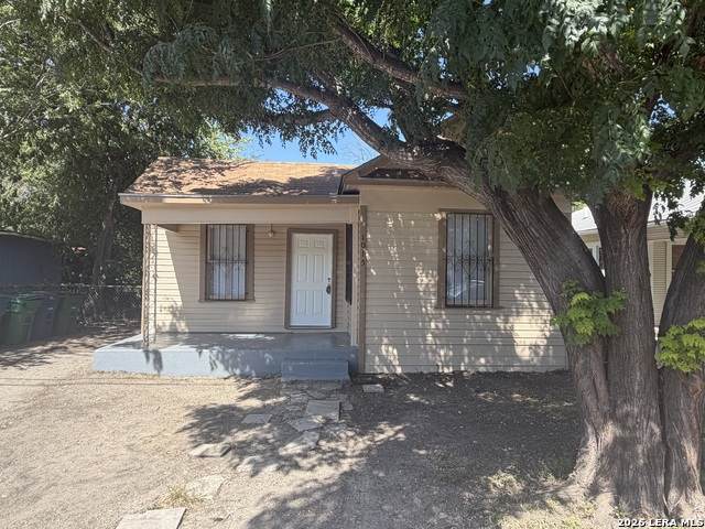 1015 Saint James - Photo 1