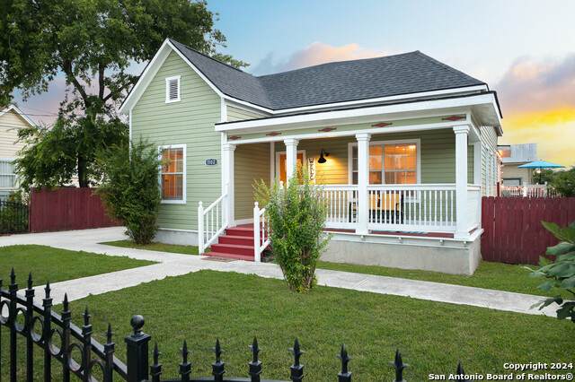 1102 Crockett St - Photo 1
