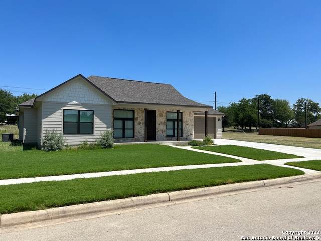 1819 White Tail Ln - Photo 1