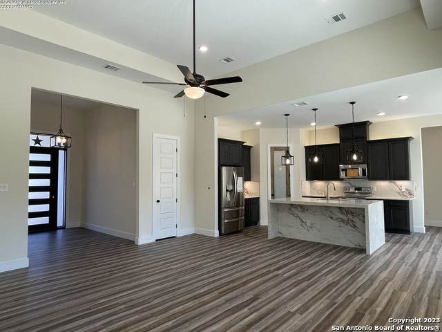 405 Eagle Ln - Photo 1