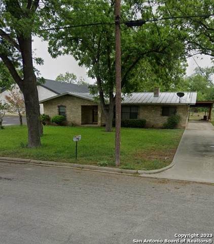 319 W Oak St - Photo 1