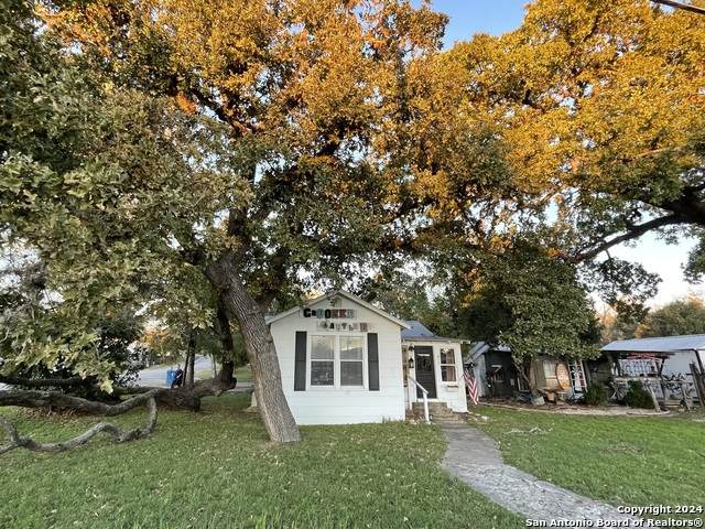 814 12th St - Photo 1