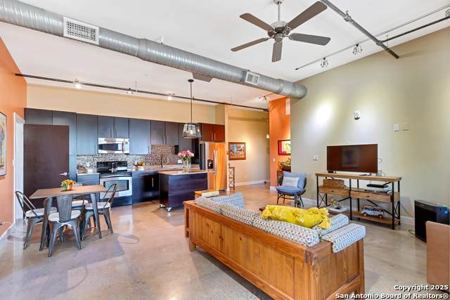 831 Flores - Photo 1