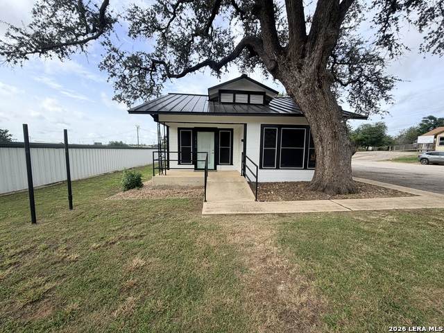 415 Goodwin St - Photo 1