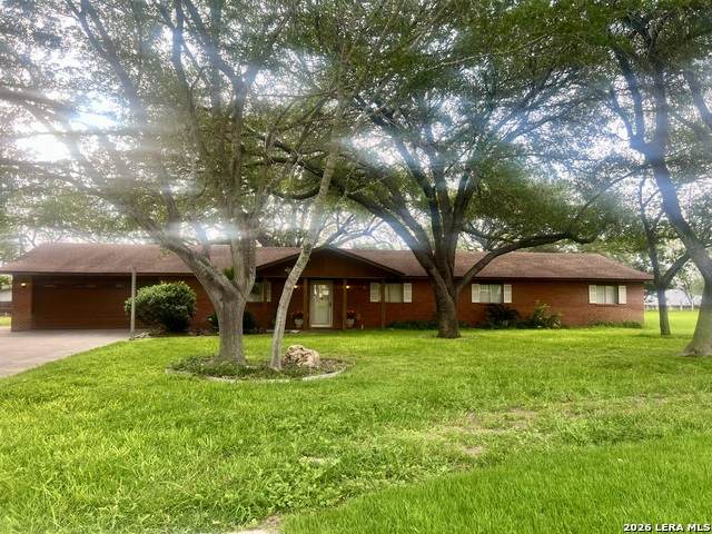 902 Oakridge Dr - Photo 1