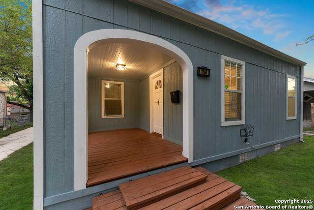 1806 W Mistletoe Ave - Photo 1