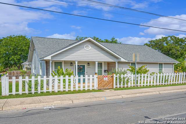 419 Hackberry - Photo 1