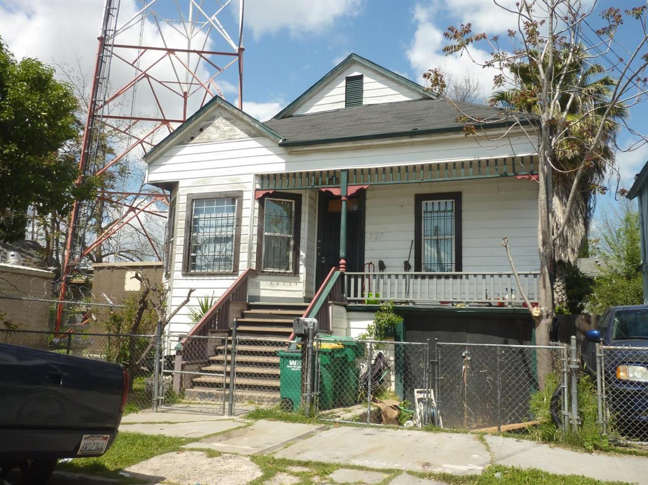 727 Lindsay - Photo 1