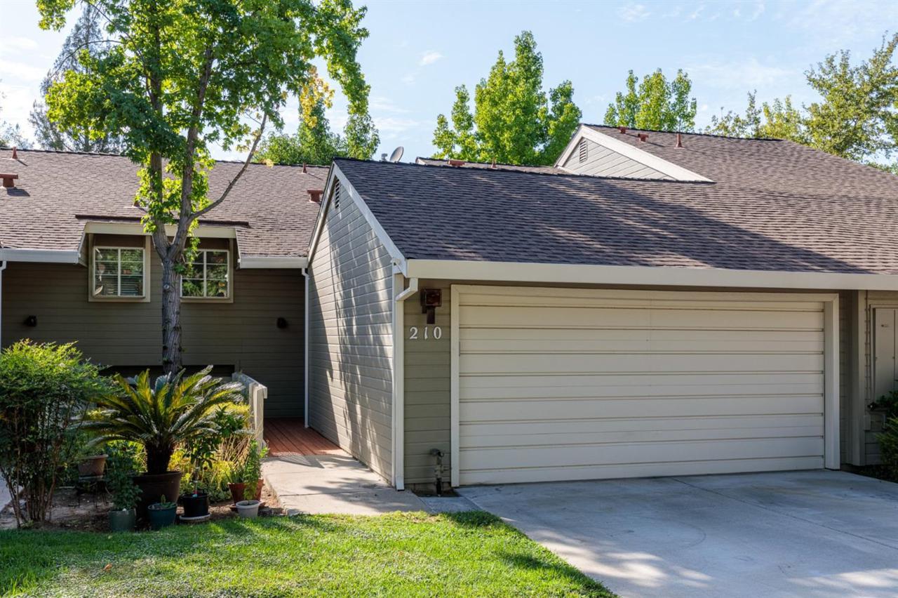 210 Live Oak Circle - Photo 1