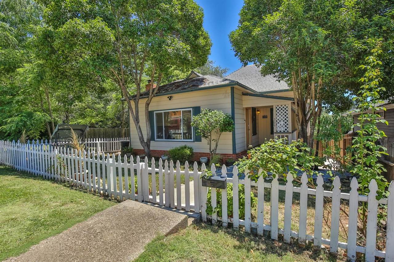 206 Foresthill Avenue - Photo 1