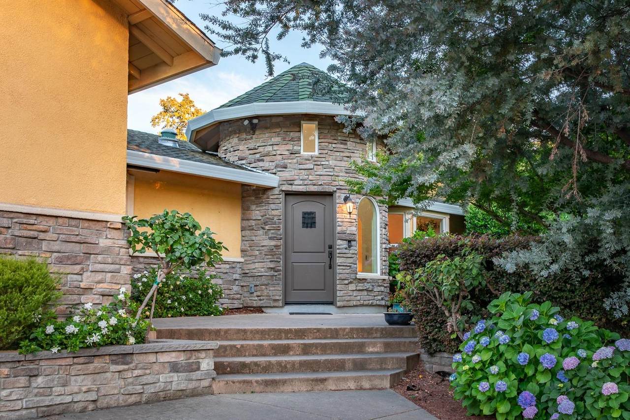 9475 Oak Leaf Way - Photo 1