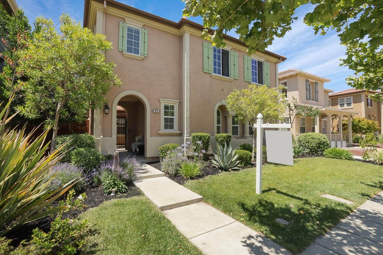 633 Esplanade Drive - Photo 1