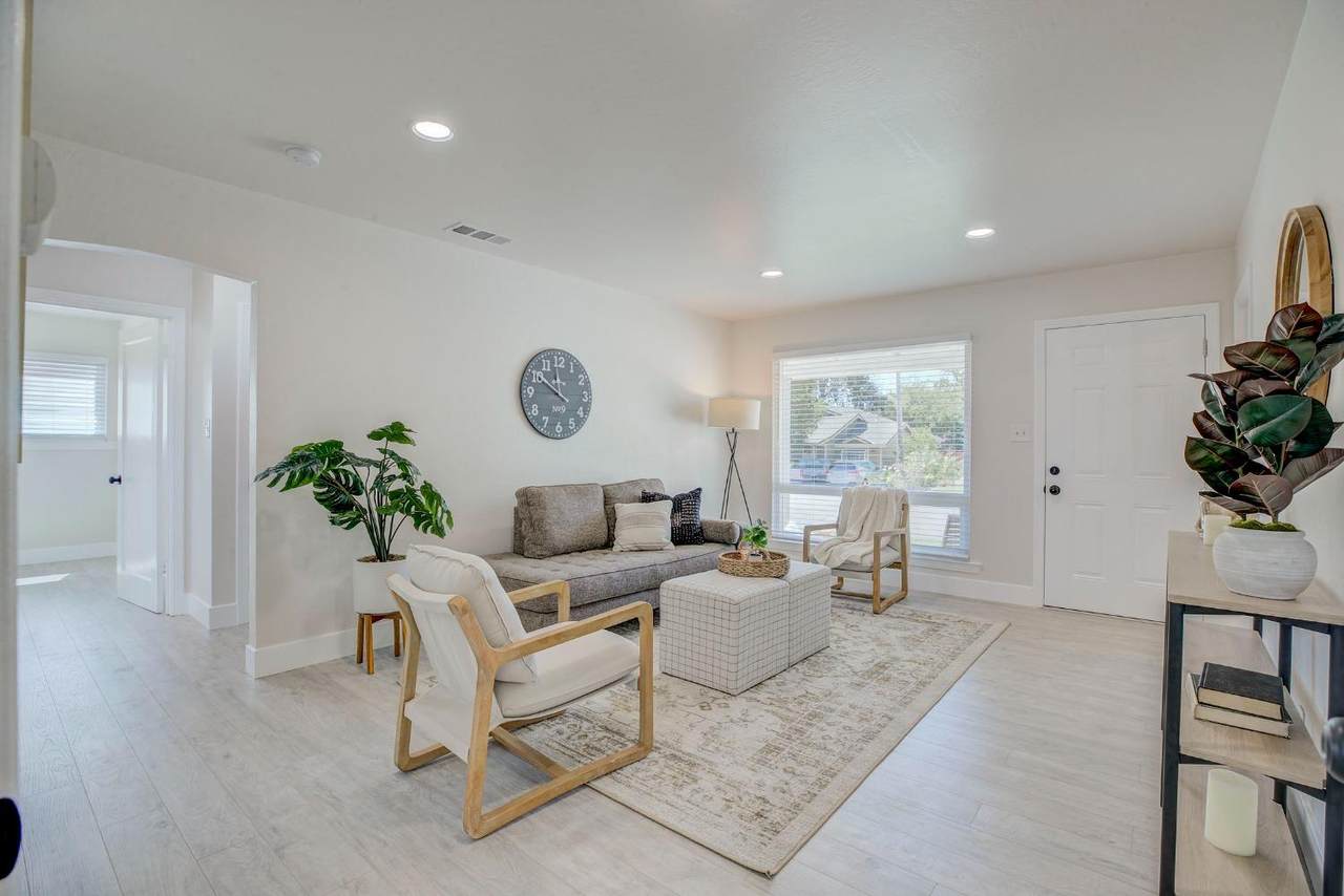 219 Needles Way - Photo 1