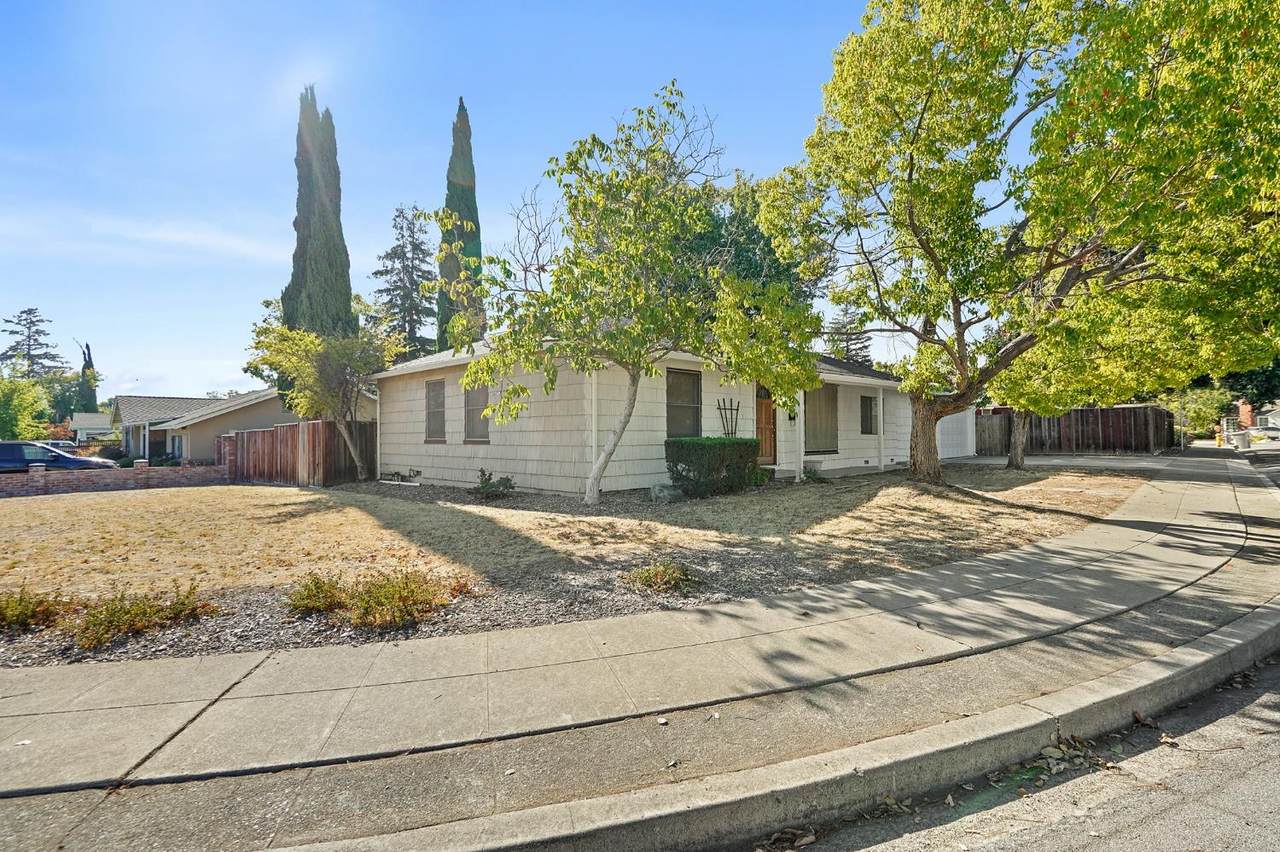 15424 Stratford Drive - Photo 1