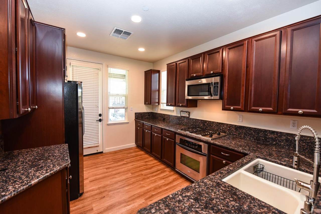 425 Regatta Lane - Photo 1