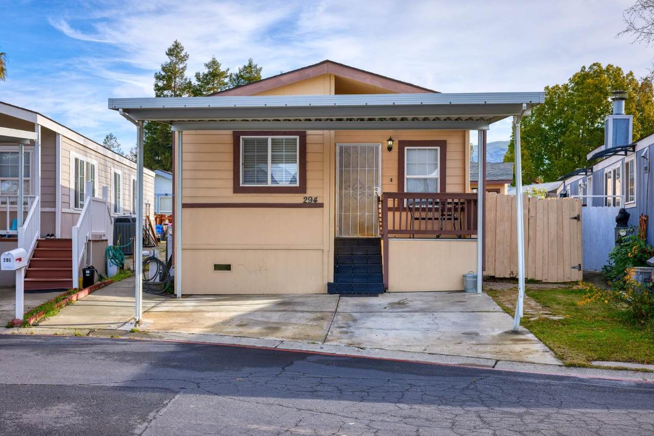 294 Winnipeg Ter - Photo 1