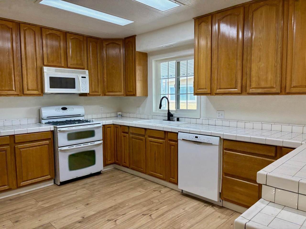 54 Saxton Circle - Photo 1