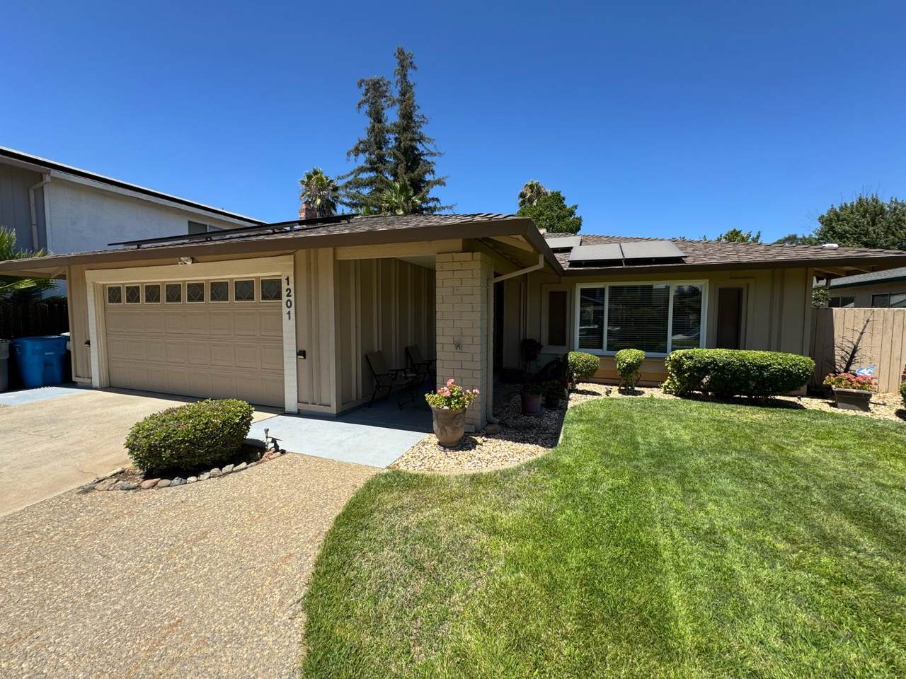 1201 Hobart Dr - Photo 1