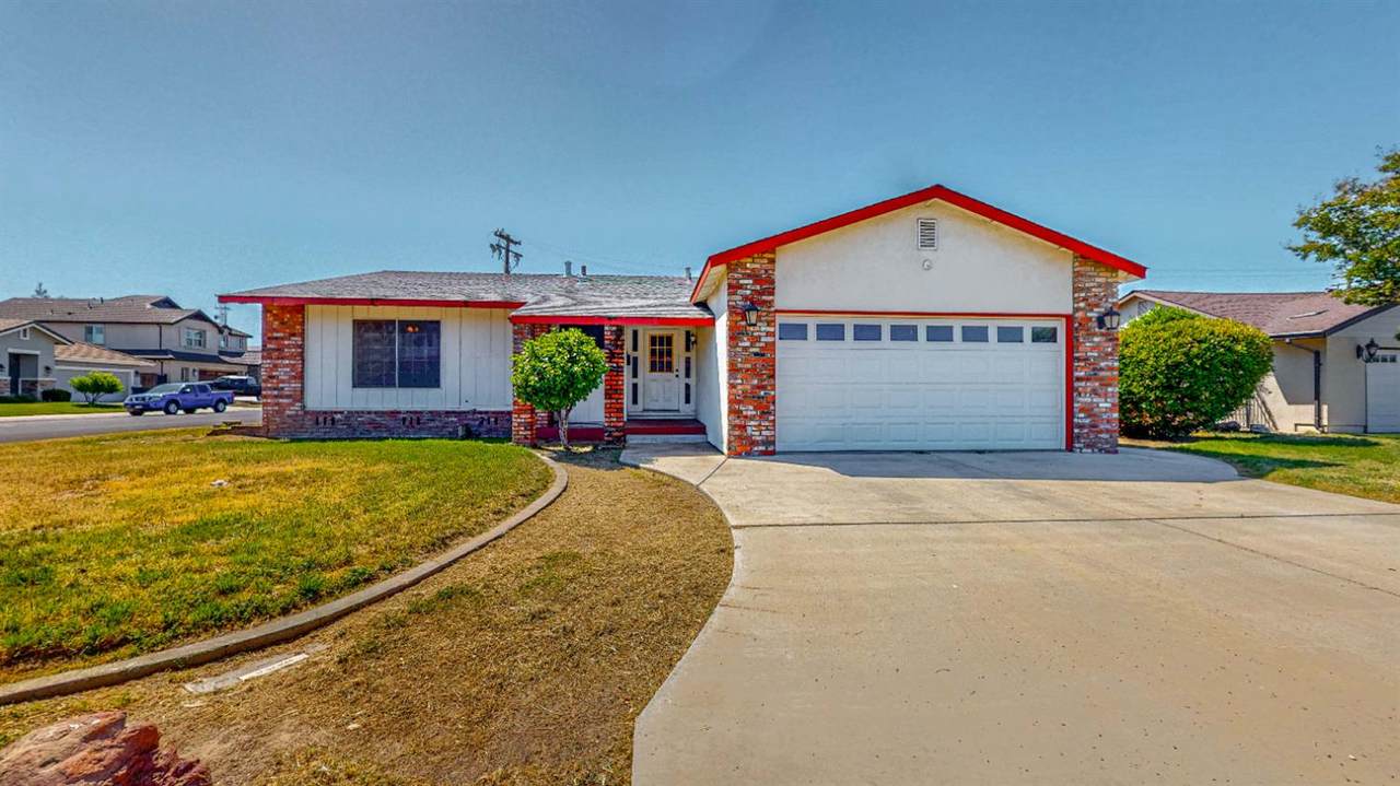 910 7th Street - Photo 1