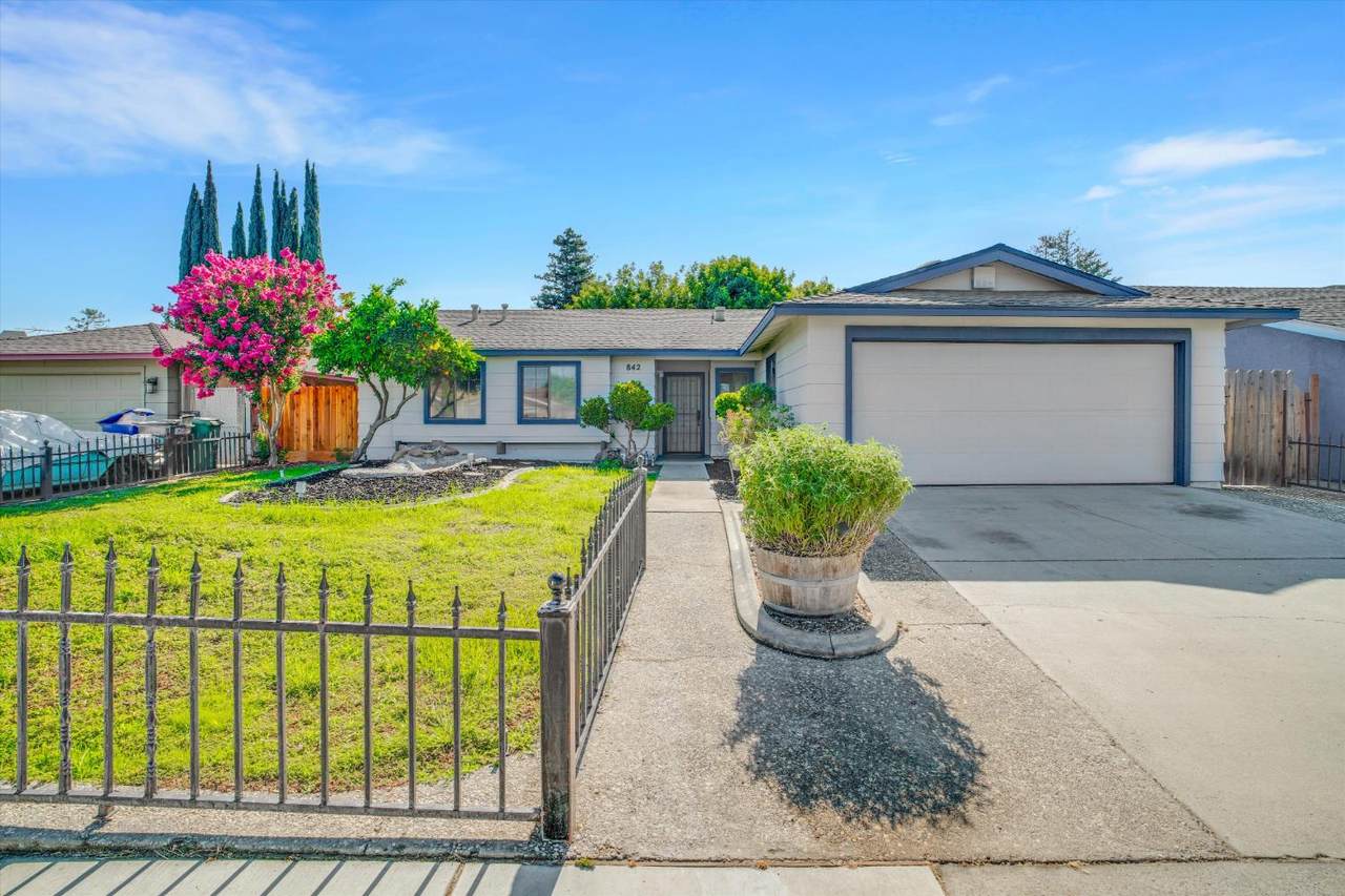 842 Lazarine Court - Photo 1