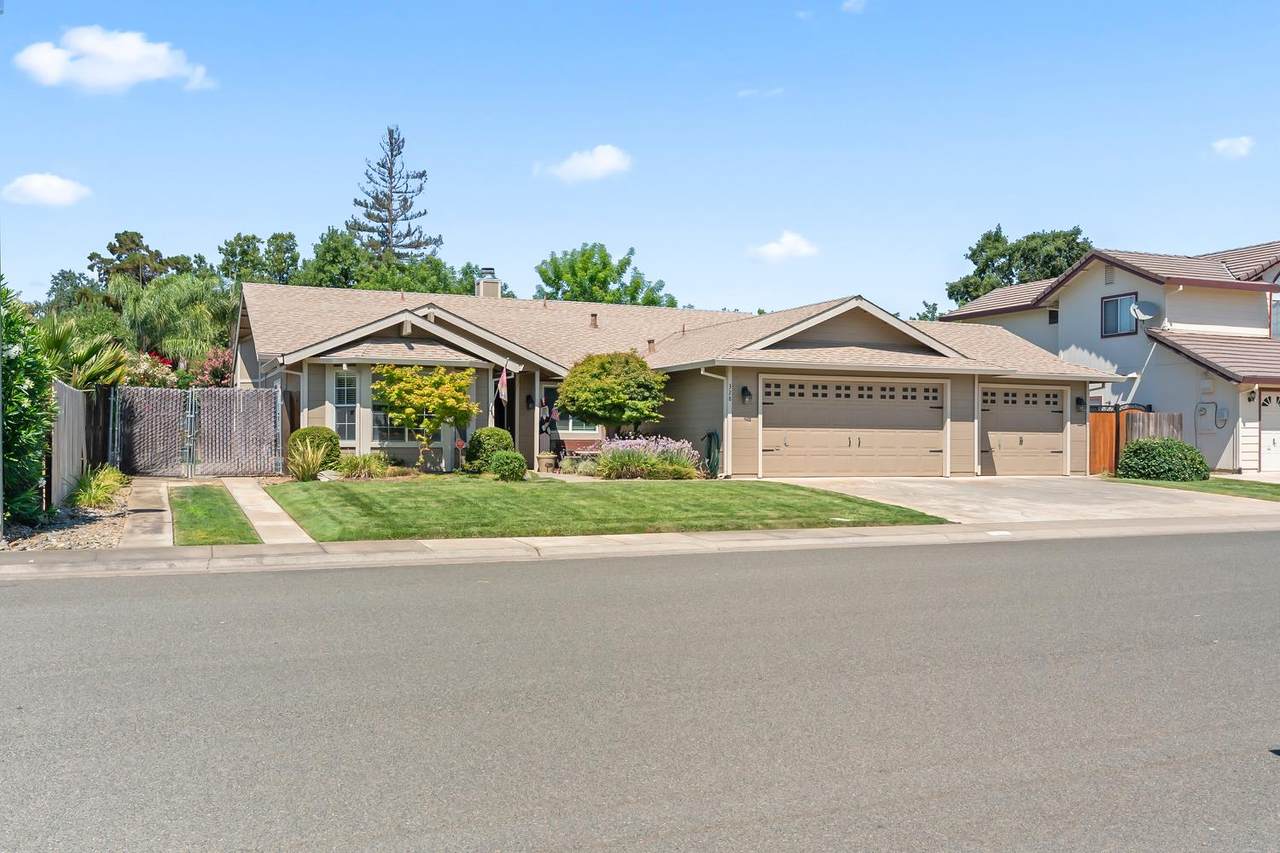 328 Finch Drive - Photo 1