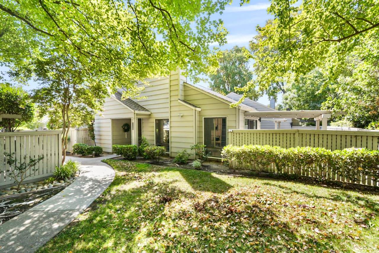 2768 Sherwood Avenue - Photo 1