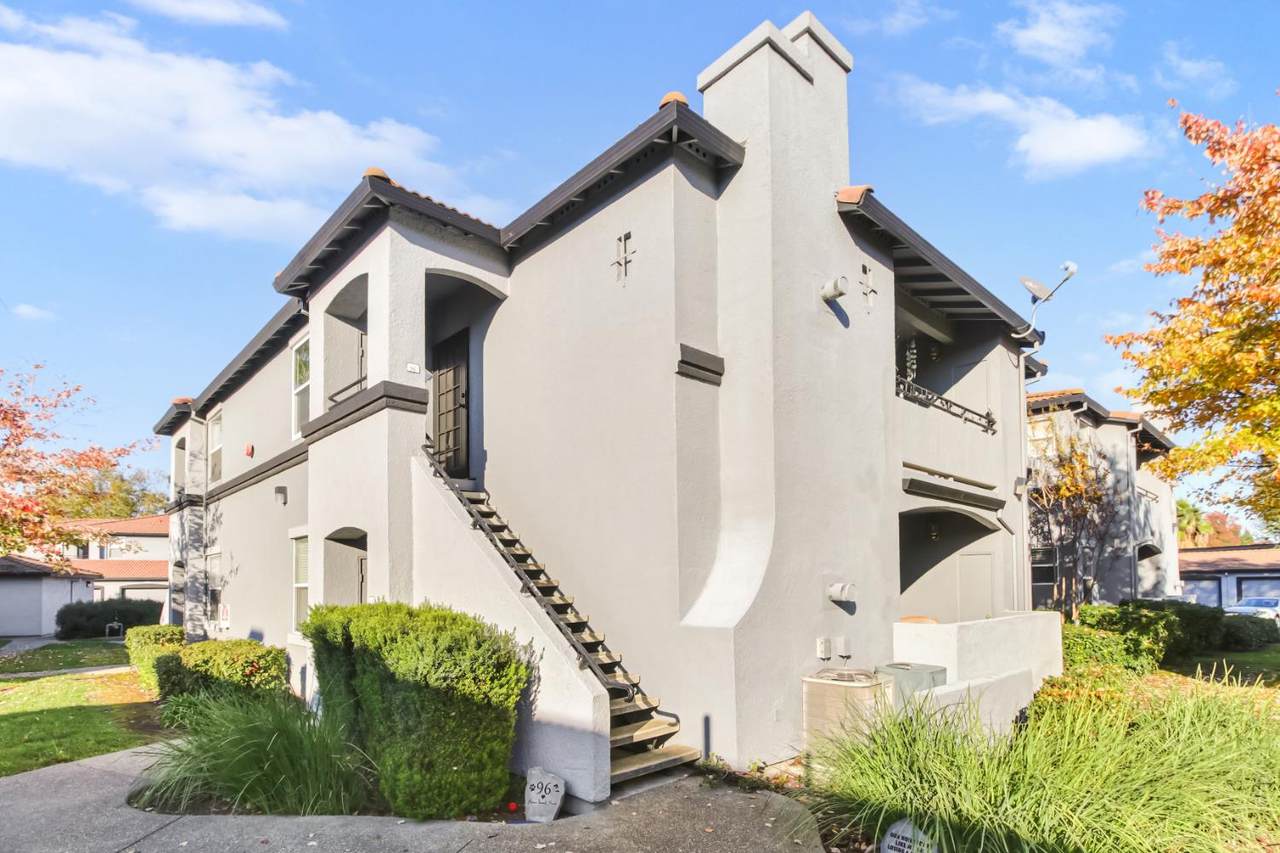 5201 Laguna Oaks Drive - Photo 1