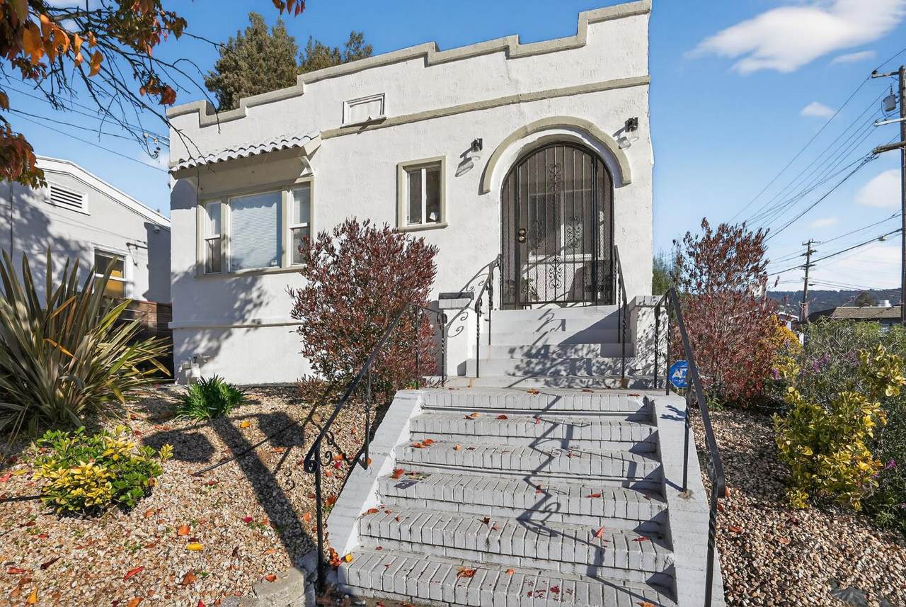 2734 Macarthur - Photo 1