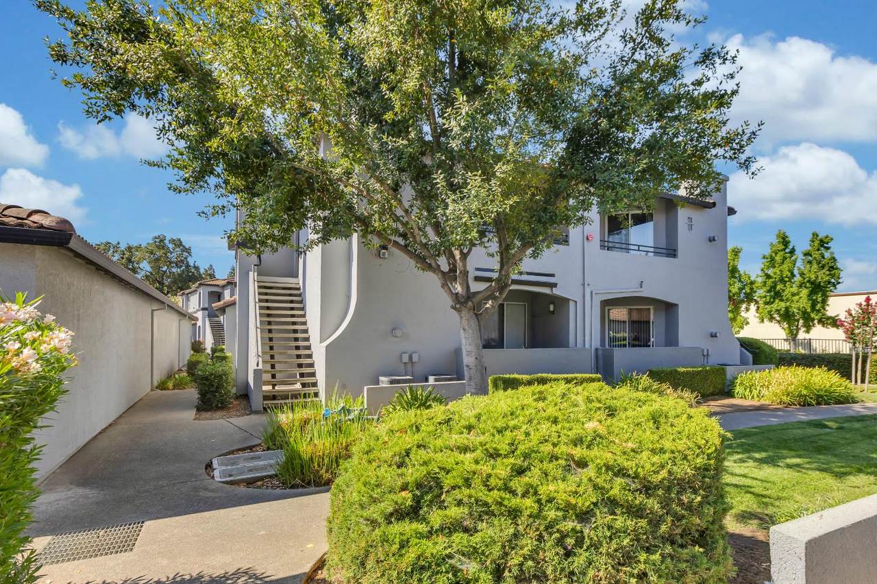 5201 Laguna Oaks Dr - Photo 1