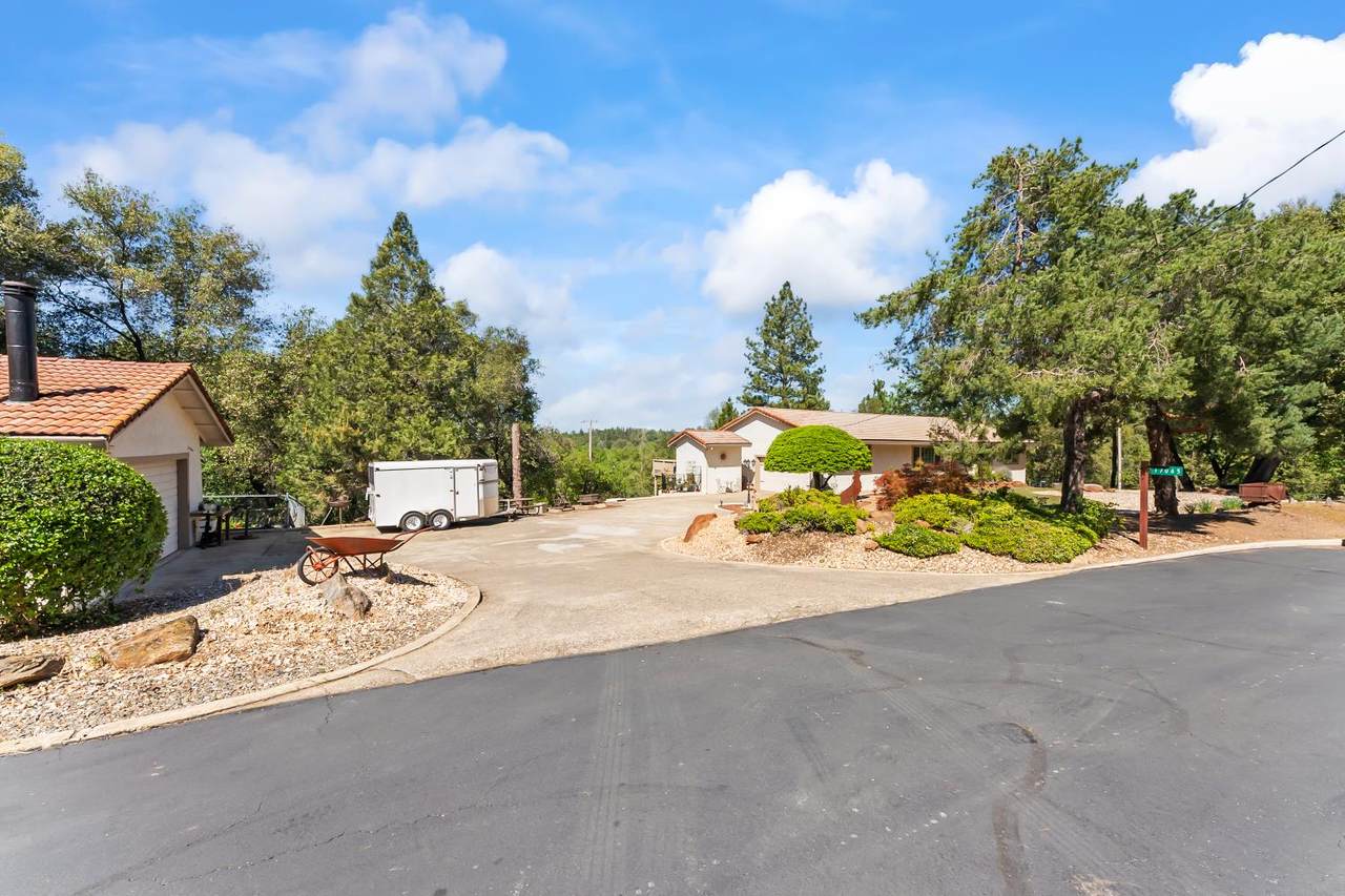 17065 Niles Road - Photo 1