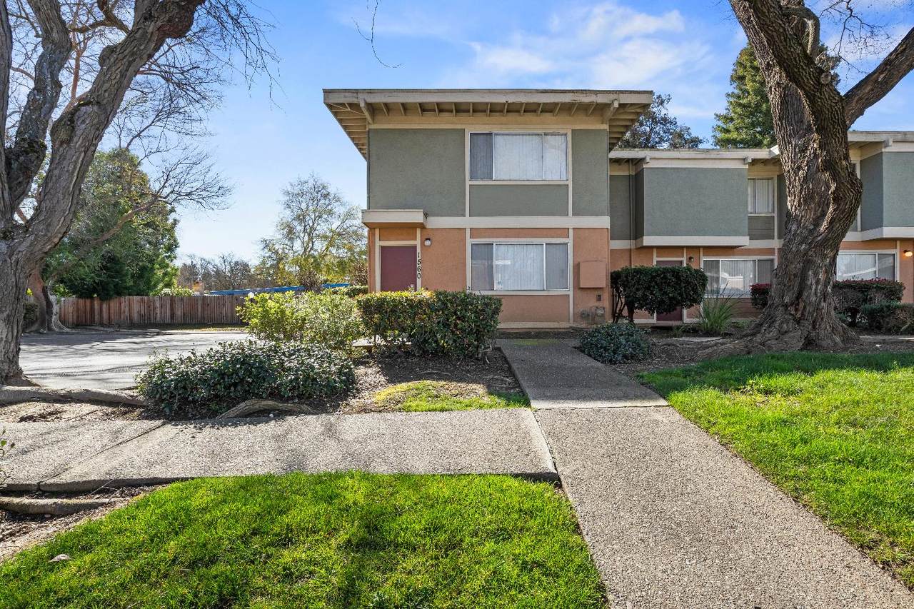 1560 Drake - Photo 1