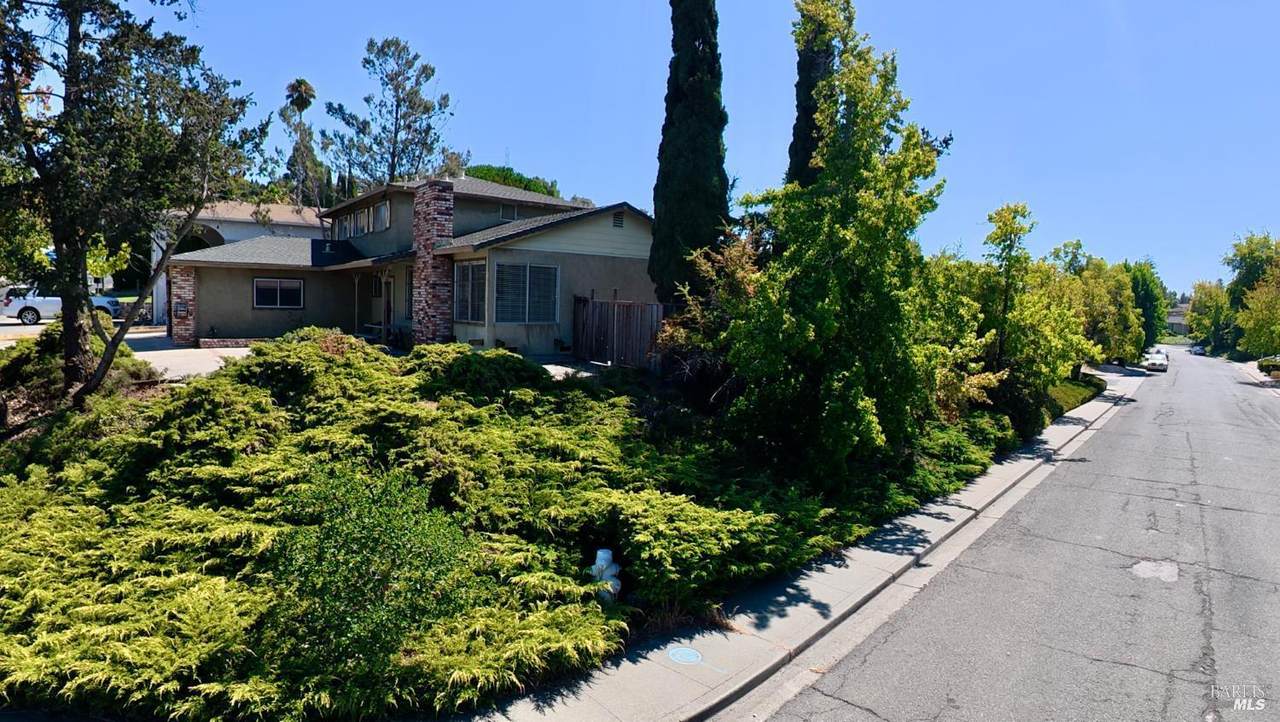 11 Dover Court - Photo 1