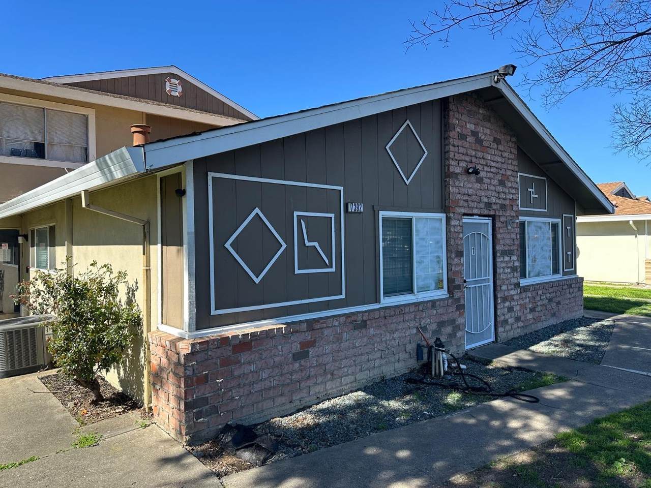 7392 Franklin Boulevard - Photo 1