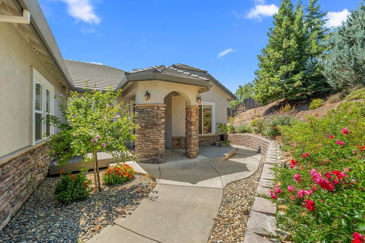 553 Crazy Horse Court - Photo 1