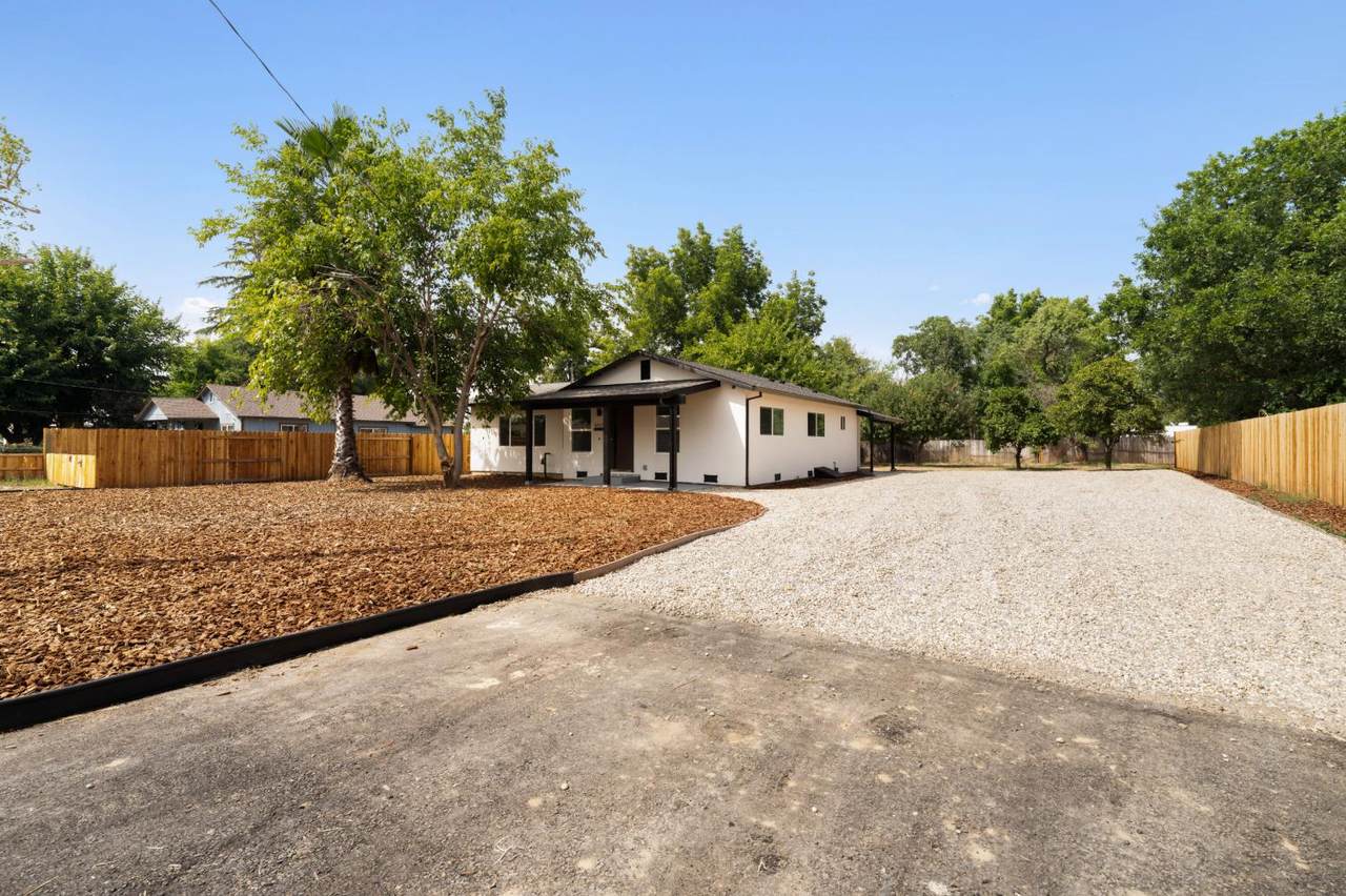 5523 Cottonwood Avenue - Photo 1