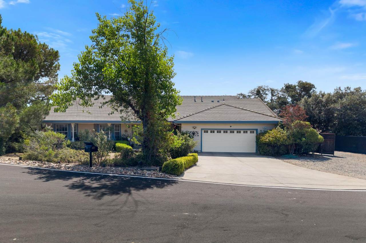 401 Oakridge Court - Photo 1