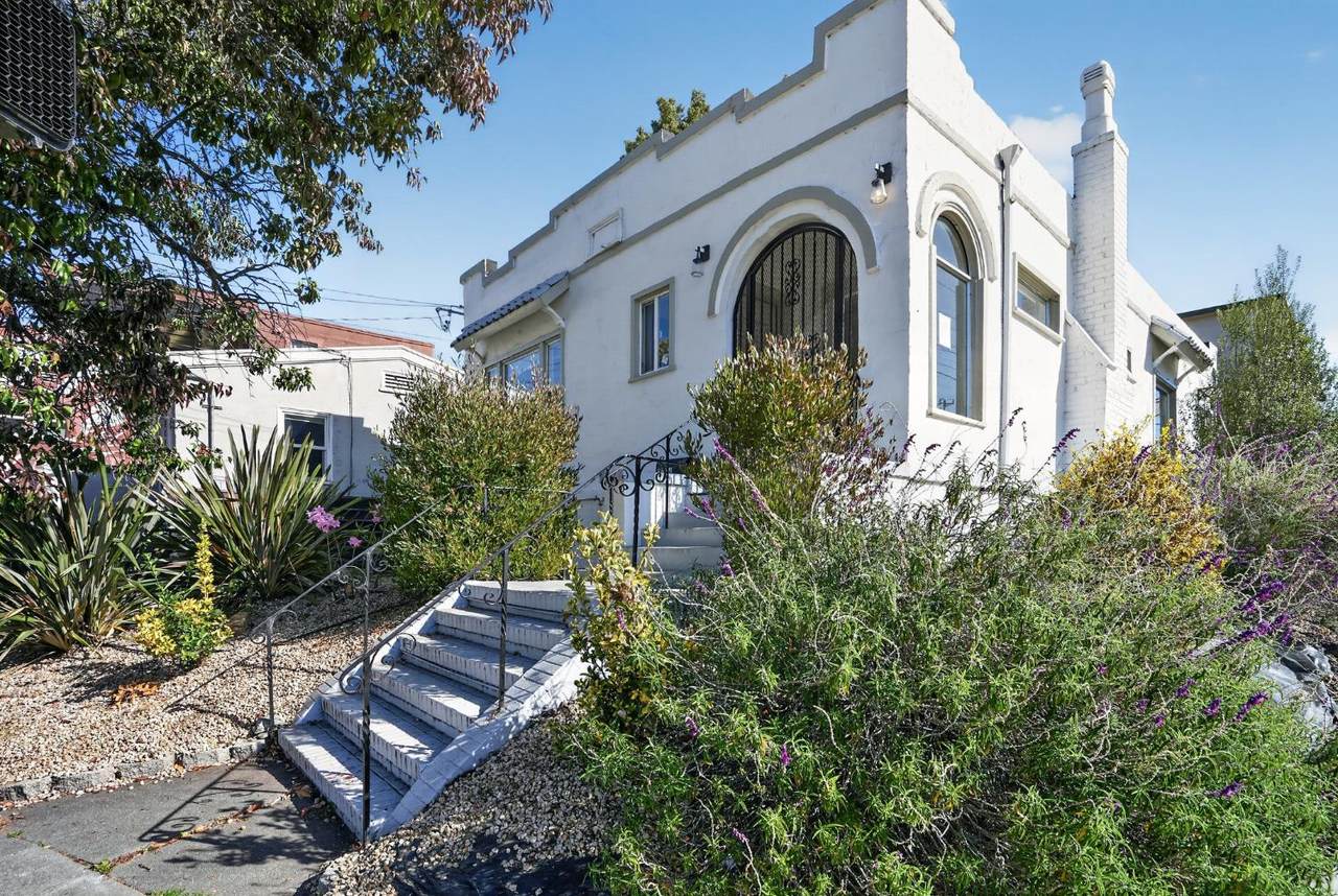2734 Macarthur - Photo 1