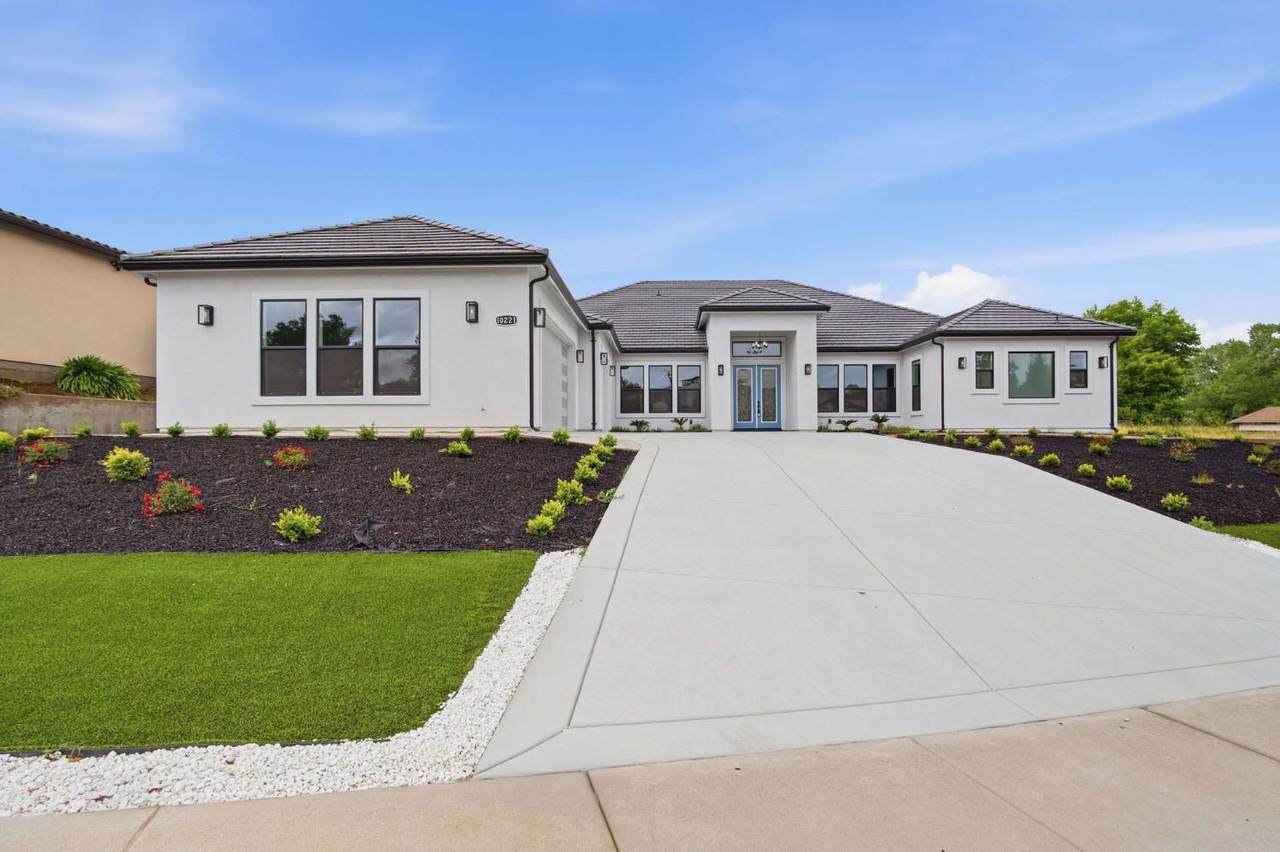 10221 Savannah Court - Photo 1