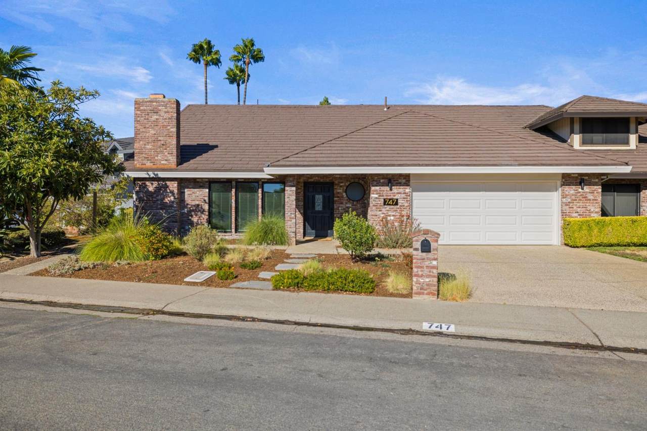 747 Shoreside Drive - Photo 1