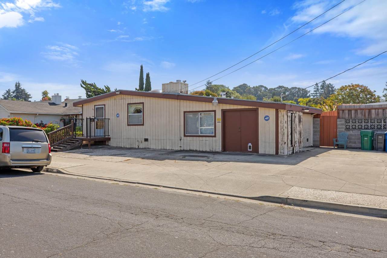 131 Gloria Street - Photo 1