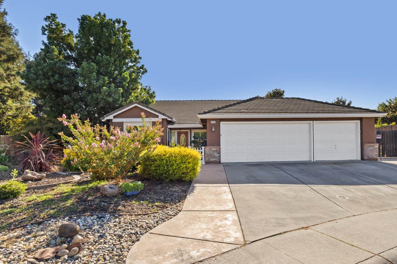 908 Courtenay Court - Photo 1