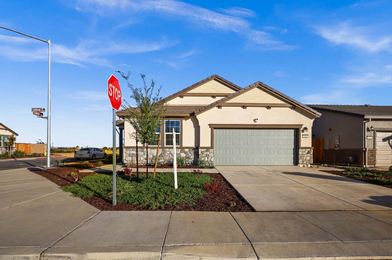 901 Farnham Drive - Photo 1