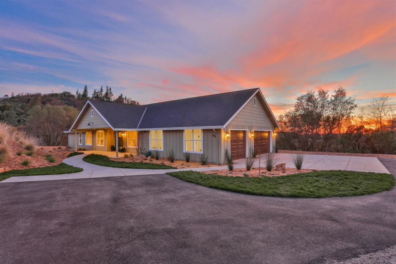 1072 Champagne Lane - Photo 1